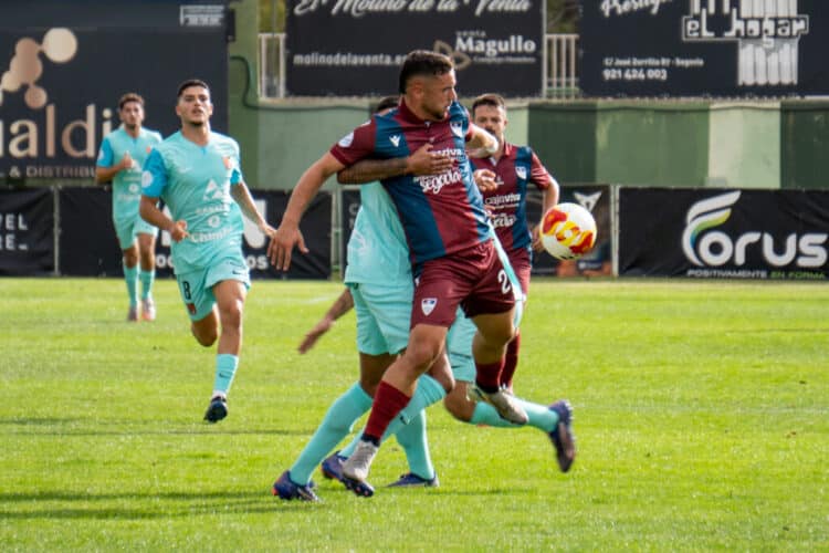Pau protege la pelota en el encuentro de ida entre Segoviana y Sámano en La Albuera./HÉCTOR CRIADO