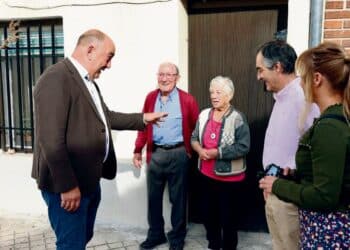 El presidente de la Diputación, Miguel Angel de Vicente, con participantes del programa. / Diputación de Segovia