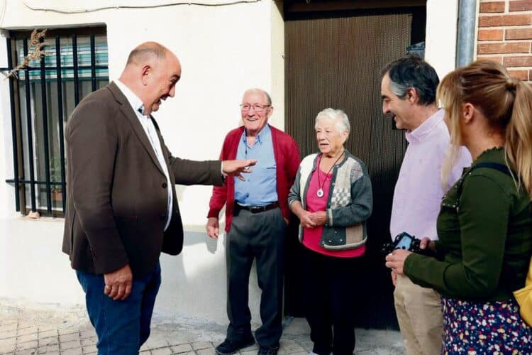 Vecin+s contra la soledad no deseada 1 El presidente de la Diputación, Miguel Angel de Vicente, con participantes del programa. / Diputación de Segovia