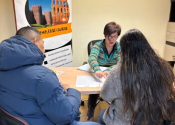 La trabajadora social Marta García, con unos padres en Espávila para una atención logopédica del menor.