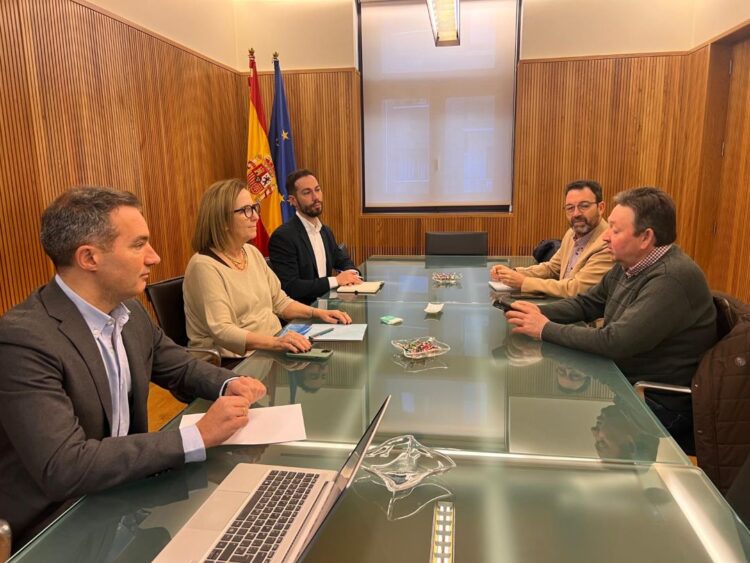 Reunión de los alcaldes de Cabezuela y Veganzones con la presidenta de la CHD.