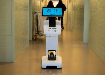 TEMI tiene mapeado el centro de servicios sociales y anda por sus pasillos sin necesidad de ser dirigido. /Héctor Criado