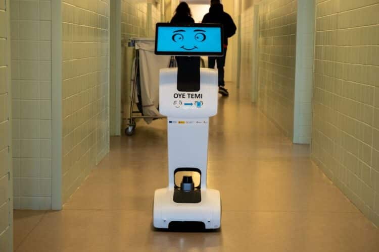 TEMI tiene mapeado el centro de servicios sociales y anda por sus pasillos sin necesidad de ser dirigido. /Héctor Criado