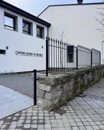 Concluye la instalación del nuevo vallado en el Centro Joven ‘El Recreo’ / RR.SS. AYTO. EL ESPINAR