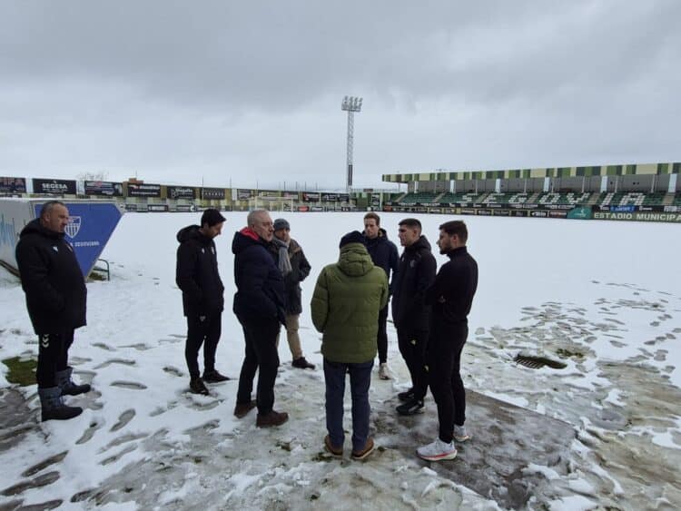 Un  momento de la reunión en la que se ha decidido la suspensión del partido. / JUAN MARTÍN-G. SEGOVIANA
