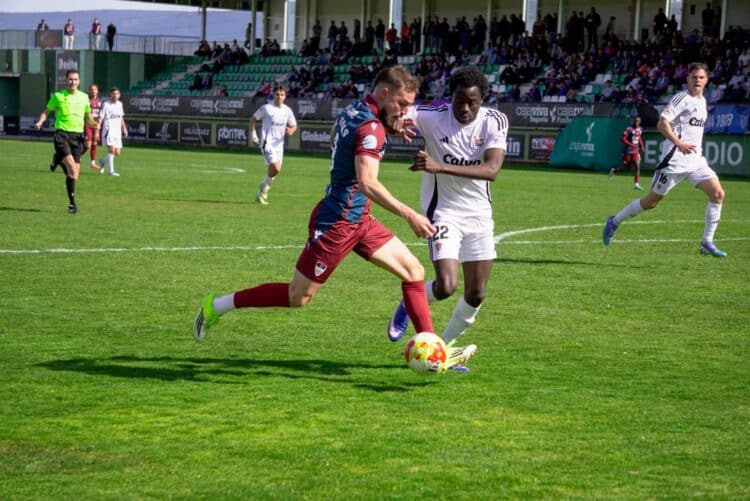 Marc Tenas en una acción del encuentro entre Segoviana y Bergantiños celebrado en el campo municipal de La Albuera./HÉCTOR CRIADO