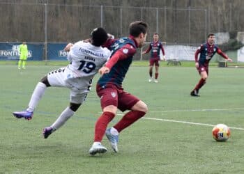 Fer Llorente pugna con un rival durante un instante del encuentro entre Segoviana y SD Sarriana en el campo de A Ribela./J.MARTÍN-G. SEGOVIANA