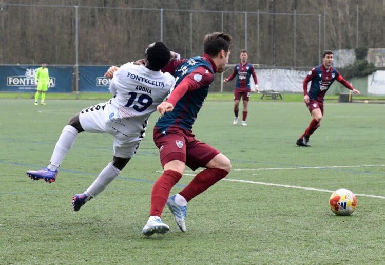 Fer Llorente pugna con un rival durante un instante del encuentro entre Segoviana y SD Sarriana en el campo de A Ribela./J.MARTÍN-G. SEGOVIANA