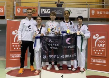 La delegación del club segoviano posa con los trofeos durante la cita en San Sebastián de los Reyes./RM-SPORT INNOPORC