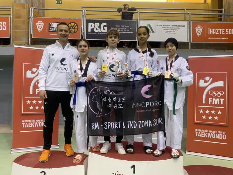 La delegación del club segoviano posa con los trofeos durante la cita en San Sebastián de los Reyes./RM-SPORT INNOPORC