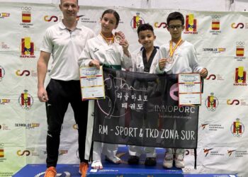 La delegación del club segoviano posa con las medallas en el Campeonato de España precadete./RM-SPORT INNOPORC