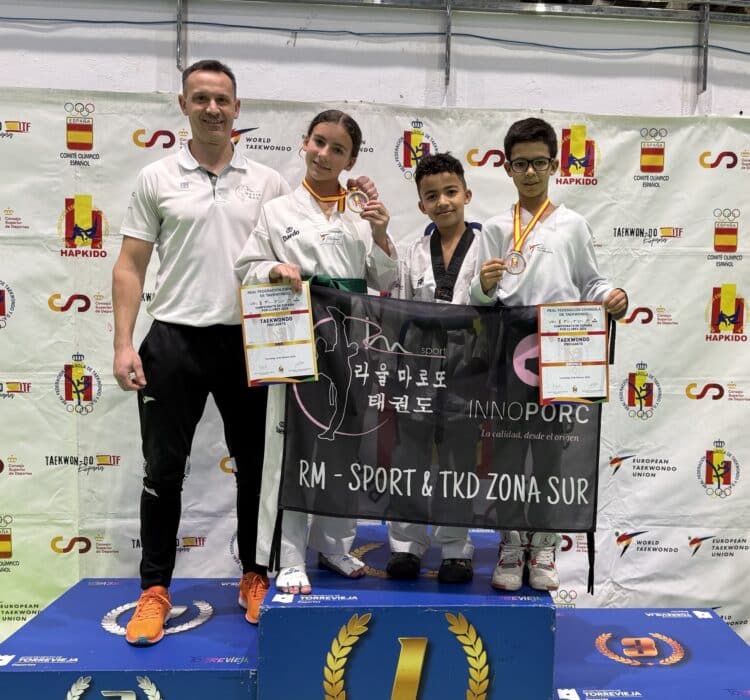 La delegación del club segoviano posa con las medallas en el Campeonato de España precadete./RM-SPORT INNOPORC