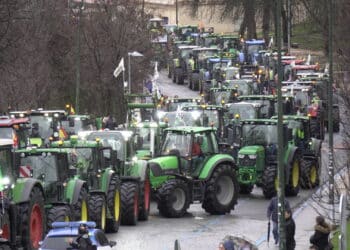 Caravana de tractores en la Vía Roma, antes de llegar al Acueducto. /Héctor Criado