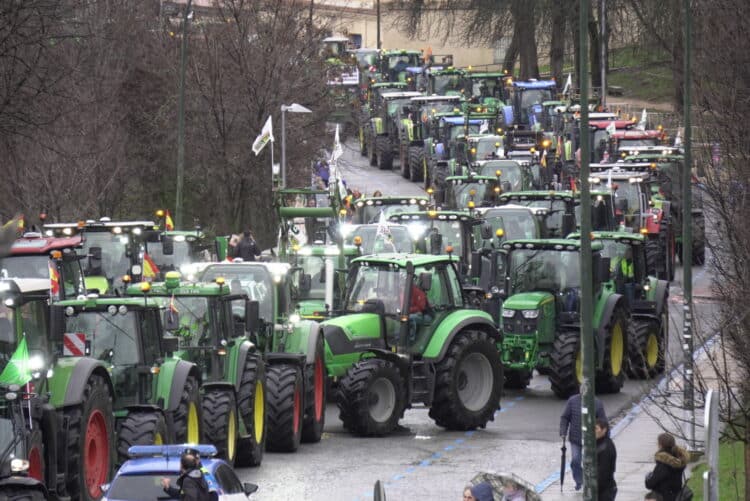 Caravana de tractores en la Vía Roma, antes de llegar al Acueducto. /Héctor Criado