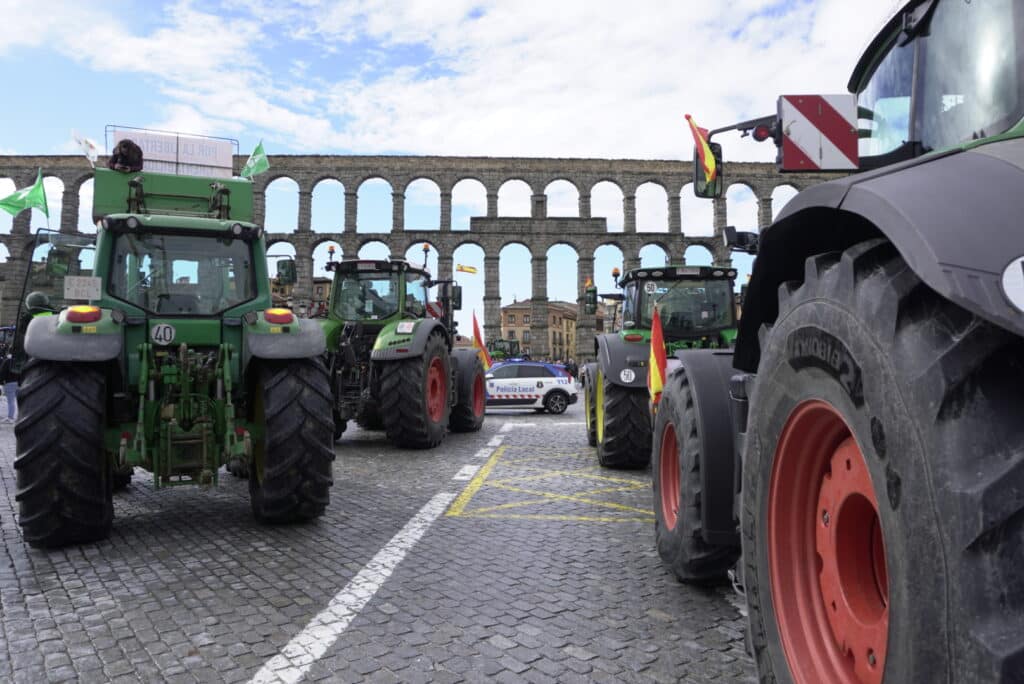 El campo segoviano clama por su abandono al son de 300 tractores 2 Tractorada en Segovia. / HÉCTOR CRIADO