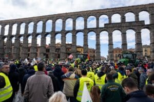 El campo segoviano clama por su abandono al son de 300 tractores 4 tractores 4
