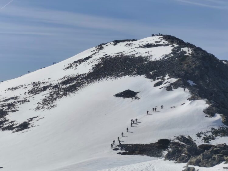 Un grupo de montañeros durante su escalada en la presente edición./E.A
