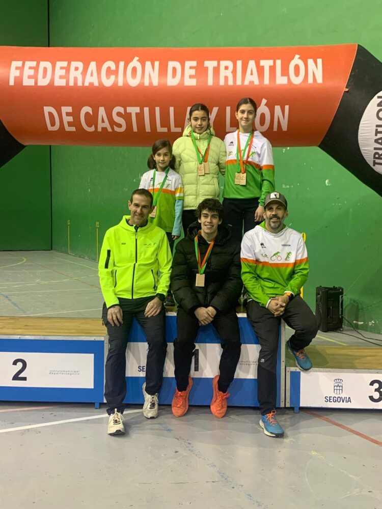 El Triatlón Lacerta brilla en Segovia y Soria 1 La delegación del club segoviano durante la cita./T. LACERTA