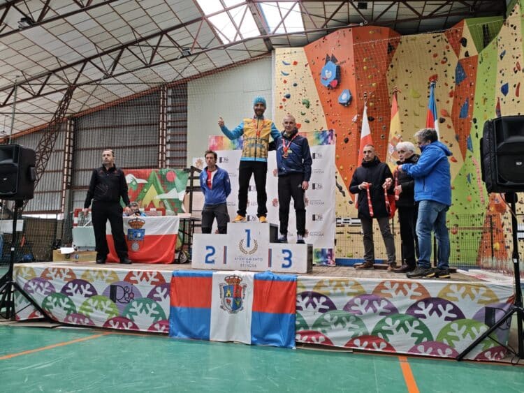 Israel Tapias posa como vencedor de la prueba de su grupo de edad./T. IMD SEGOVIA