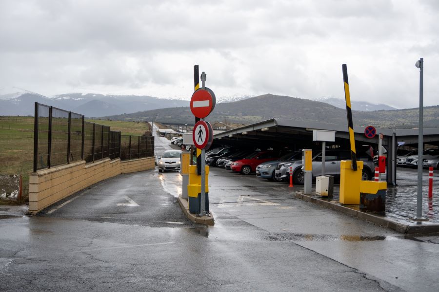 “Llevamos años pidiendo un incremento de revisiones por el abandono total en la conservación” 3 Barreras levantadas en el aparcamiento de la estación de Guiomar./ HÉCTOR CRIADO