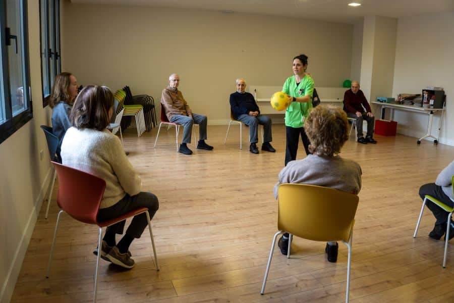 AFA Segovia ofreció información y orientación sobre el Alzheimer a más de 300 personas durante el 2025 3 Laura Llorente en una sesión de fisioterapia en AFA Segovia.