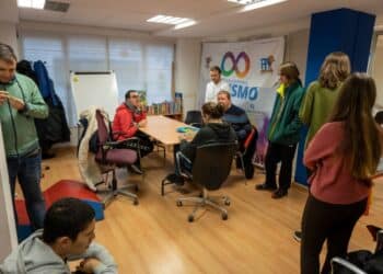 Grupo de usuarios en la sede central de la Asociación Autismo de Segovia, ubicada en la Plaza Somorrostro, 13, en plena capital segoviana. / HÉCTOR CRIADO