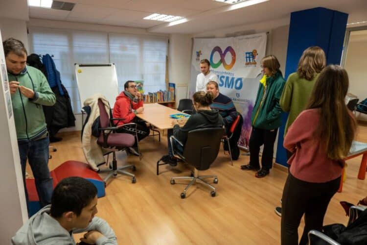 Grupo de usuarios en la sede central de la Asociación Autismo de Segovia, ubicada en la Plaza Somorrostro, 13, en plena capital segoviana. / HÉCTOR CRIADO