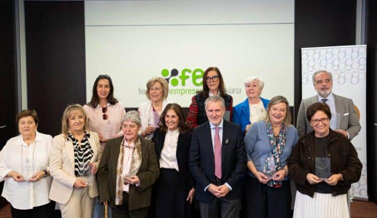 La FES rinde homenaje a las primeras mujeres empresarias 1 Foto de familia de los homenajeados por la Federación Empresarial Segoviana. / FES