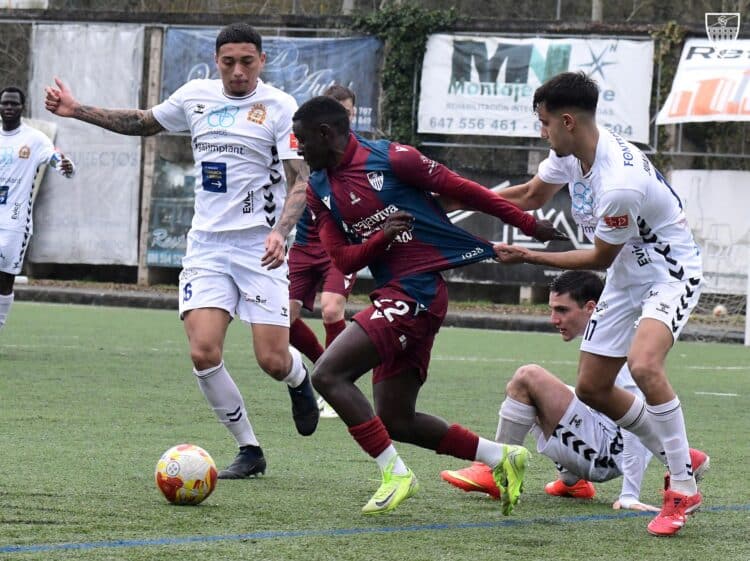 Ayán pugna por el balón con un rival durante una acción del encuentro entre Segoviana y Sarriana./J. MARTÍN-G.SEGOVIANA