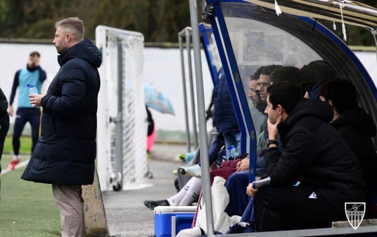 Joaquín Gómez en el banquillo durante un instante del encuentro entre Segoviana y Sarriana./J.MARTÍN-G.SEGOVIANA