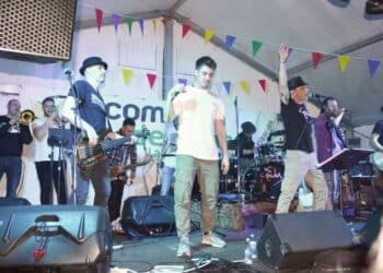 ‘Los Lebreles’ durante un concierto en Nava de la Asunción. / AMADOR MARUGÁN