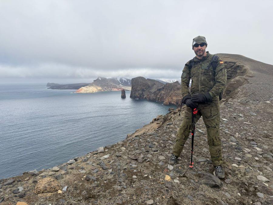 El segoviano Ignacio Hernández, casado y con dos hijas, en la Antártida, el continente más austral y frío de la Tierra.