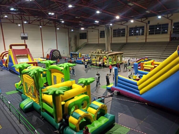 El Ayuntamiento de Cuéllar impulsa un gran ‘tardeo’ de Carnaval para dinamizar la localidad 1 Hinchables en el pabellón de Cuéllar, una edición pasada del Carnaval