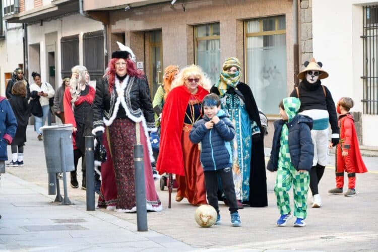 Desfile de Carnaval en Nava de la Asunción / AMADOR MARUGÁN