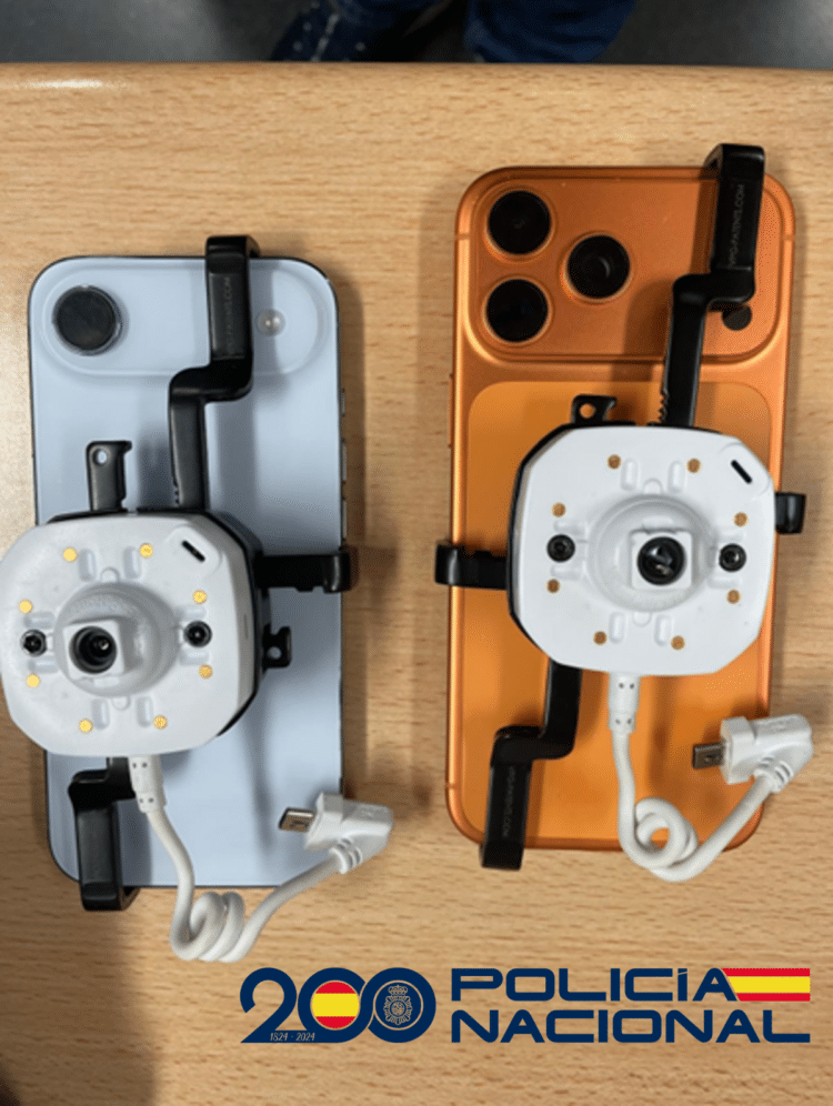 Detenidas tres personas como presuntas autoras del hurto de móviles de alta gama en tiendas de telefonía 1 Teléfonos móviles sustraídos / POLICÍA NACIONAL