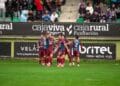 Los jugadores de la Segoviana festejan un gol conseguido ante el Marino de Luanco en el campo de La Albuera./ HÉCTOR CRIADO