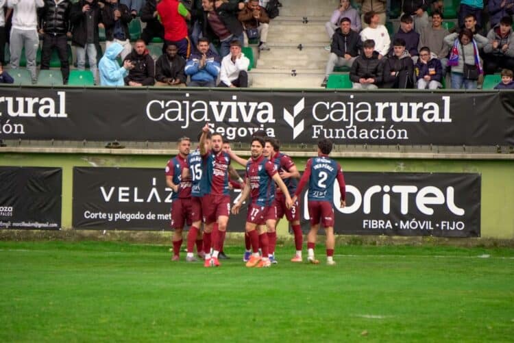 Los jugadores de la Segoviana festejan un gol conseguido ante el Marino de Luanco en el campo de La Albuera./ HÉCTOR CRIADO