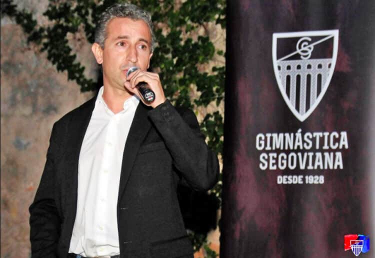Agustín: “Debemos dar más pasos para aspirar a la Primera RFEF” 1 Agustín, durante una de las presentaciones realizadas por la Gimnástica Segoviana./ JUAN MARTÍN-G. SEGOVIANA
