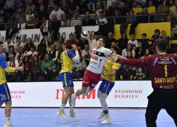 Alfredo Otero lanza desde los seis metros en el encuentro ante Caserío Ciudad Real./ AMADOR MARUGÁN