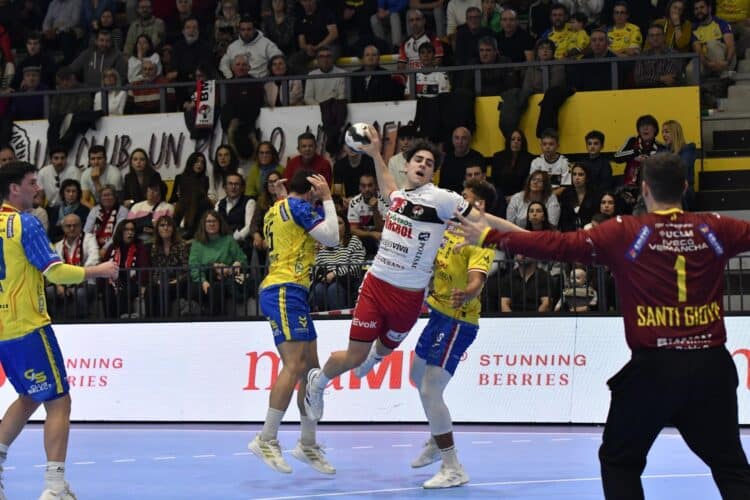 Alfredo Otero lanza desde los seis metros en el encuentro ante Caserío Ciudad Real./ AMADOR MARUGÁN