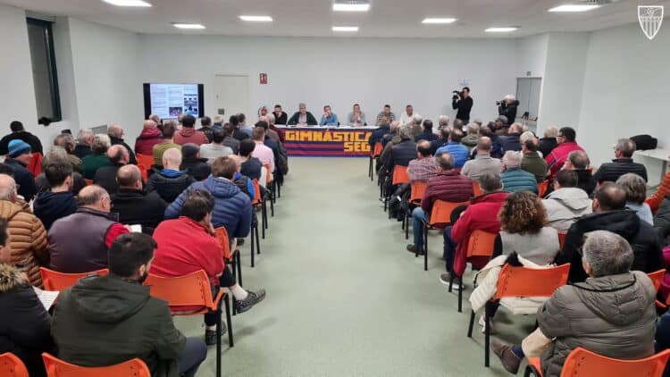 Una de las últimas asambleas de la Gimnástica Segoviana llevadas a cabo en el Centro Cívico Nueva Segovia./ JUAN MARTÍN-G. SEGOVIANA