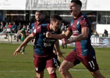 Álex Castri y Fer Llorente celebran el primero de los goles de la Segoviana que supuso el empate a uno./ JUAN MARTÍN-G. SEGOVIANA