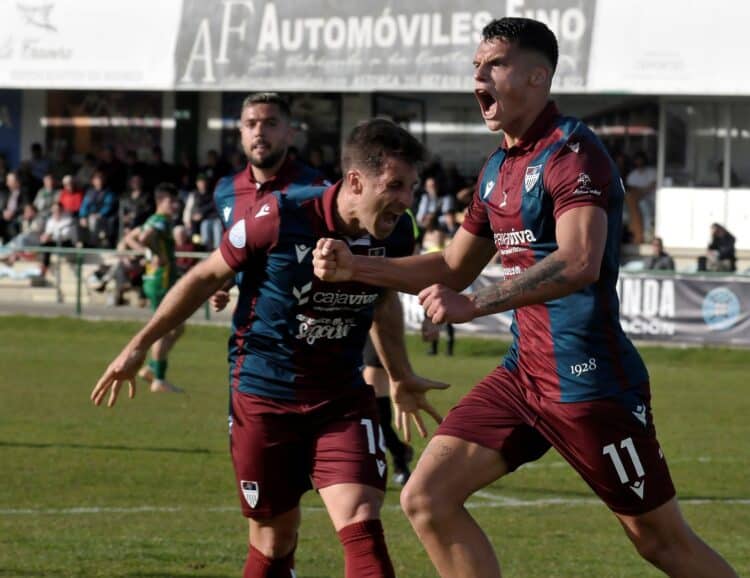 Álex Castri y Fer Llorente celebran el primero de los goles de la Segoviana que supuso el empate a uno./ JUAN MARTÍN-G. SEGOVIANA