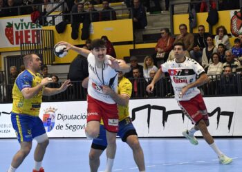 Joao Bandeira llega hasta los seis metros ante la oposición de un contrario./ AMADOR MARUGÁN