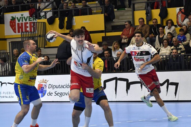 Joao Bandeira llega hasta los seis metros ante la oposición de un contrario./ AMADOR MARUGÁN