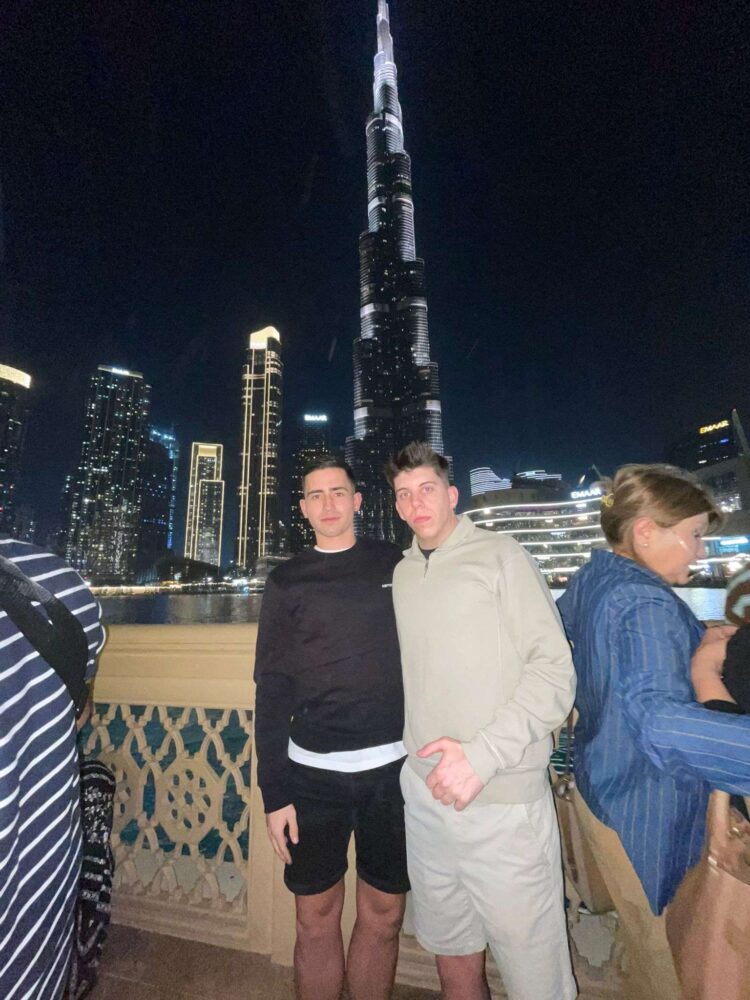 Jorge Cárdaba (i) en Dubái en las jornadas precedentes al ataque iraní sobre Emiratos./ E.A.