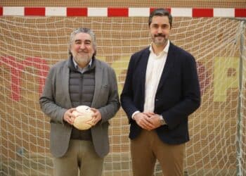 Raúl Entrerríos (d), con el secretario de Estado para el Deporte./ EFE