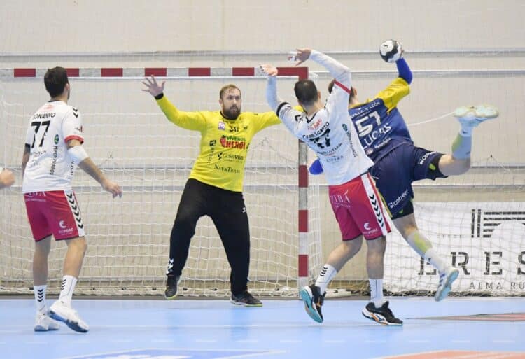 Patotski, a punto de intervenir en un lanzamiento./ AMADOR MARUGÁN