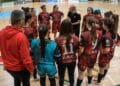 Agustín Pérez da las últimas instrucciones a las jugadoras antes del comienzo de un partido. / HÉCTOR CRIADO