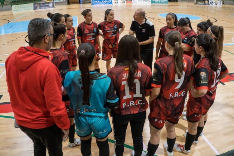 Agustín Pérez da las últimas instrucciones a las jugadoras antes del comienzo de un partido. / HÉCTOR CRIADO